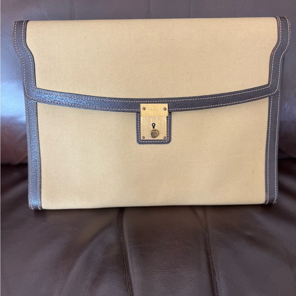 Gucci Handbags - Vintage Gucci tan portfolio clutch